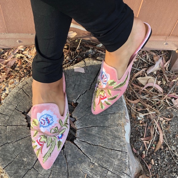 BLUSH POINTY EMBROIDERED VEGAN SUEDE SLIDES - Picture 5 of 7